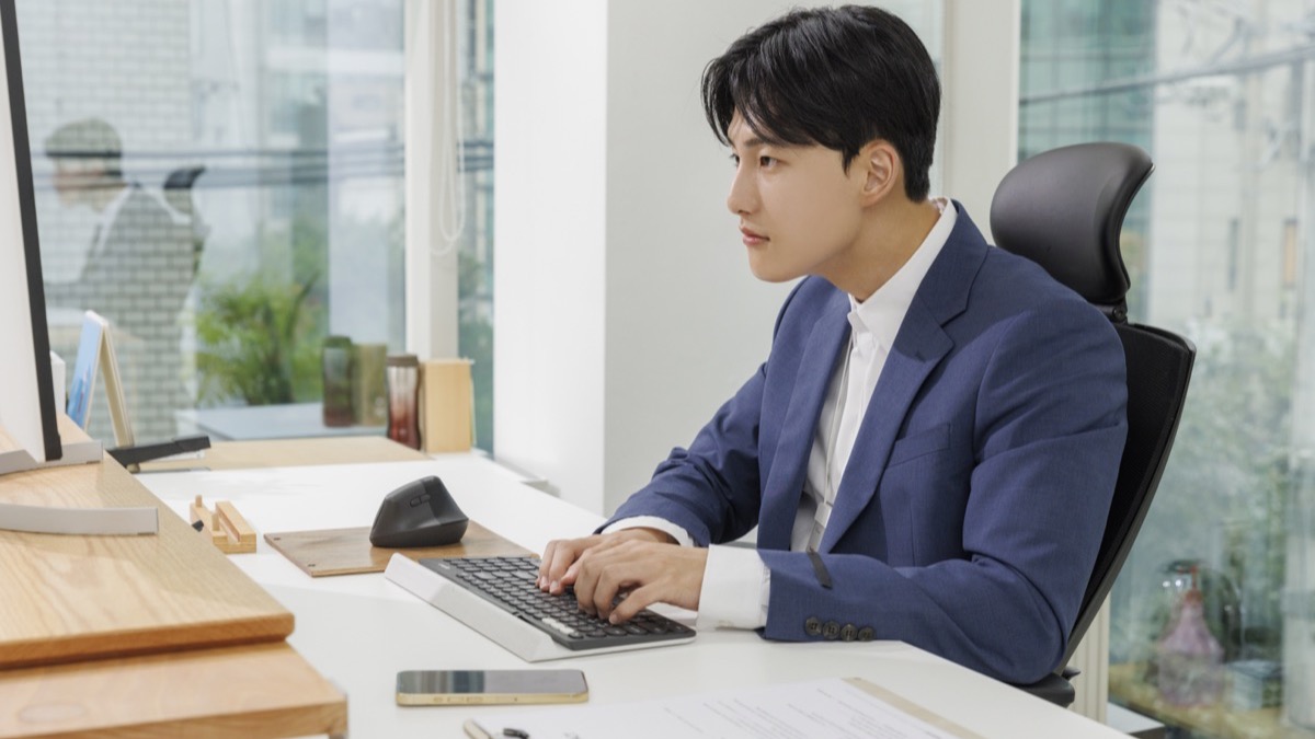 책상에서 오래 같은 자세로 일하는 직장인