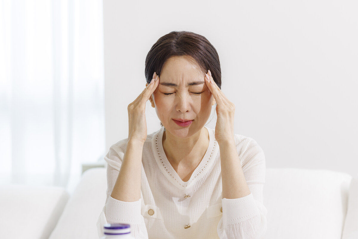 발진이 나타나기 전 몸살 기운으로 힘들어하는 중년 여성