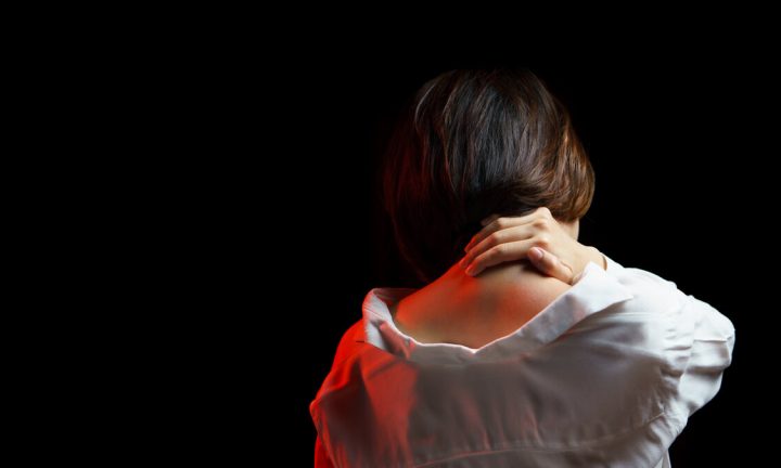 어깨와 목 뒤를 손으로 감싼 사람의 뒷모습